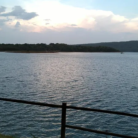 Aldeia Do Lago: Lakeside Retreat with Aqua Park and EV Charging Caldas Novas Exterior photo